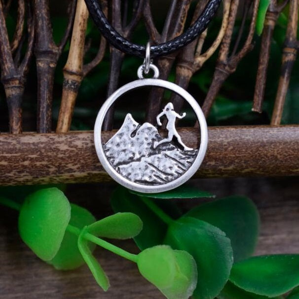 Halskette für Trailläuferinnen und Bergläuferinnen